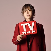 声優・岡本信彦がクールな赤ジャケット＆黒シャツでサングラスやメガネ姿も披露♪「週刊TVガイド」 画像