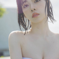 「礒部花凜 1st 写真集 私めく」掲載カット　Photo by Hiroshi Fujiwara