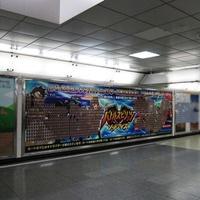 ポスターからカードを持っていける 「バトスピ　ソードアイズ」、新宿駅で大型ポスター 画像