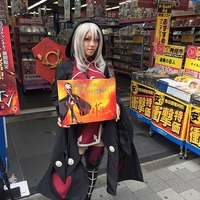 秋葉原に“セクシーアサシン=婁震華”がやってきた　「ケイオスドラゴン 赤竜戦役」でイベント企画