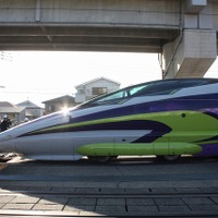 「エヴァンゲリオン」に似たデザインで装飾された山陽新幹線500系「500 TYPE EVA」。11月7日から新大阪～博多間で運行される。