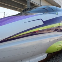 「エヴァンゲリオン」に似たデザインで装飾された山陽新幹線500系「500 TYPE EVA」。11月7日から新大阪～博多間で運行される。