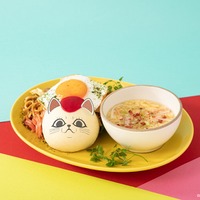 「TVアニメ『ダンダダン』カフェ」【ターボババア（招き猫）】焼きそばバーガー（C）龍幸伸／集英社・ダンダダン製作委員会