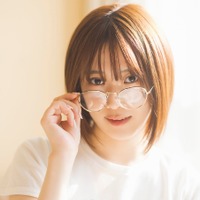 「ウマ娘」声優・夏吉ゆうこ、“メガネっ娘”に変身♪ 私物のギターもかき鳴らす！ 1st写真集カットが公開 画像