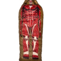 「進撃の巨人」“壁の巨人”寝袋がインパクト大！エレン＆リヴァイのダウンも♪ 「NANGA」コラボアイテムが登場 画像