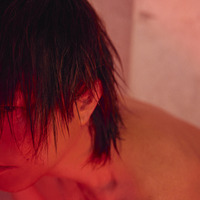 声優・谷山紀章、脱衣！魅惑のセクシーショットをちら見せ…ウサギの着ぐるみ姿も♪写真集「KRONICLE」新着カット 画像