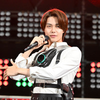 「仮面ライダーゼッツ」主演・今井竜太郎が胸に巻くベルトの変身ポーズを披露！ベルトのシステム音声は山寺宏一 画像