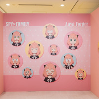「SPY×FAMILY」“余裕の笑み”アーニャも！“悪い顔”アーニャも！アーニャまみれのコーナーも♪ アニメ東京ステーションで特別企画展開催 画像