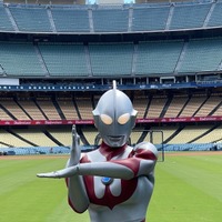 ウルトラマン＆バルタン星人がドジャースタジアムで乱闘!? 「MLB」ドジャースの始球式に登場 画像