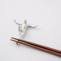 「宇宙刑事ギャバン」ジャンプポーズを忠実再現！“着膳せよ！銀の魂を継ぐ者よ―” フィギュアとしても楽しめる純錫鋳物の箸置きが登場 画像