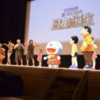 「映画ドラえもん」舞台挨拶、小島よしおら“ウンタカ!ドラドラ団”がウンタカダンスを披露