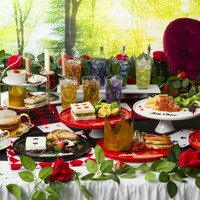 「ディズニー ツイステ」ハーツラビュル寮の“ティーパーティー”にご招待♪ 王冠やトランプを模したメニュー＆グッズ登場のカフェ開催 画像