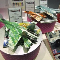 アイドルマスター・シリーズ（ハセガワ）。右奥のF-117Aナイトホークは新製品、11月発売予定