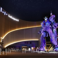 福岡・実物大ν（ニュー）ガンダム立像、「閃光のハサウェイ」テーマでライトアップ！“Ξガンダム”カラーリング＆小野賢章ら点灯式登壇 画像