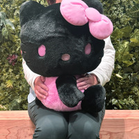 「サンリオ」ハローキティがピンク×ブラックのツートンカラーに！ 約42cmのビッグサイズぬいぐるみ登場♪ 画像