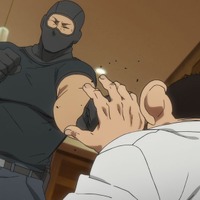 冬アニメ「ダーウィン事変」ルーシーが穏やかな時間を過ごす裏で、ALAがチャーリー宅周辺に待機していて…？第3話先行カット 画像