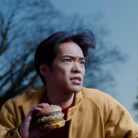 マック「小野賢章さんならきっと奇跡を起こしてくれる」ビッグマックの新WebCMに「実写で出演!?」「なんやこれwww」 画像