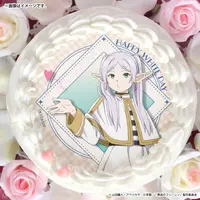 “投げキッスだよ”「葬送のフリーレン」あのシーンのフリーレンを大胆にデザイン！ 缶バッジ付きホワイトデースイーツ登場