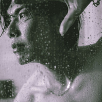 声優・佐藤拓也をセクシーに暴く…！高級ホテルのスイートルームでの色気満載ショットが眼福♪  20周年記念写真集先行カット 画像