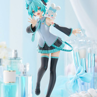 お揃いのリボンと髪型で笑顔のポーズ♪ 初音ミク×シナモンのコラボフィギュアが登場！ 肩にちょこんと乗ったシナモンもキュート♪ 画像