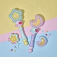 「ぴえろ魔法少女」最新作「魔法の姉妹ルルットリリィ」変身＆魔法アイテムが商品化！“変身モード”や録り下ろしボイス搭載 画像