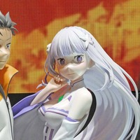 スバルとエミリアたんが等身大フィギュアで「ようこそ！」S4の放送が待ちきれない♪ KADOKAWAブース「リゼロ」コーナーをピックアップ【AnimeJapan 2026 ブースレポ】 画像
