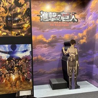 「進撃の巨人」兵長との「心臓を捧げよ」ツーショが撮れるフォトスポットに感動…！デンジとレゼにも会えるMAPPAブース【AnimeJapan 2026 ブースレポ】 画像