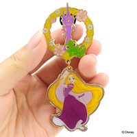 「アナ雪」オラフや「ラプンツェル」の大きめピンバッジが登場♪ 揺れるチャームや回転ギミックにも注目！ 画像
