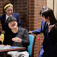 「名探偵コナン」原作者・青山剛昌がUSJにサプライズ来場！「世良ちゃんのジークンドー、かっこよかった！」進化した推理体験を満喫＆直筆イラストも残す 画像