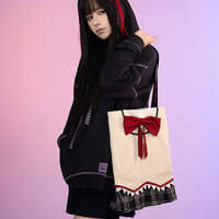 「まどか☆マギカ」まるで見滝原中学校の制服？ 魔法少女気分になれそうなトートバッグ登場☆