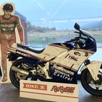 「バリバリ伝説」巨摩郡のCB750F実車に跨ろう！最新VRシミュレーターで体感！体験型展示が実施中