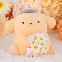 愛くるしい瞳にメロメロ♪ 「ポムポムプリン」パステルカラーverがついに発売！ ユリ&ミヤコワスレを手にちょこんと佇む姿がキュート 画像