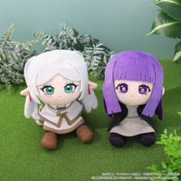 「葬送のフリーレン」フリーレン＆フェルンが貴方を見上げる…♪ 首が“くいっ”と曲がるお座りぬいぐるみ「くいくい」に登場 画像