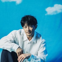 声優・津田健次郎の夏空な爽やかグラビアに釘付け…！蒼井翔太、増田俊樹×八代拓×小野賢章の生写真特典も！「TVガイドVOICE STARS vol.38」全ラインナップ発表