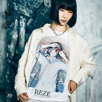 「チェンソーマン レゼ篇」ボムのバンド風Tシャツや、“デンジ総柄”ニットはインパクト大!! glambコラボ第2弾アパレル登場 画像