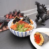 ゴジラの“背びれ”が食べられる!? 「ニジゲンノモリ」ゴジラ迎撃作戦の隣接レストランにて夏季限定「ゴジラ和風ブラックうどん」を提供 画像