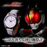 「仮面ライダー電王 こぼれ落ちる砂の腕時計」が予約受付中♪文字盤のおよそ半分が白い砂で覆われ、暗闇では砂の奥からライダーズクレストが浮かび上がる！