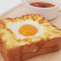 「ジブリの大博覧会」まっくろバーガーや目玉焼きトースト、作品をイメージしたメニューが登場