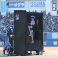VTuber・星街すいせいがファーストピッチで剛速球!? 「まさに彗星の様な投球」「球速速すぎて顎外れたw」とファンは大歓喜！ 画像