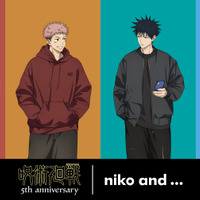 “大丈夫、僕かっこいいから”1年ズ＆五条のアメカジスタイルがおしゃれ！「呪術廻戦」アニメ5周年を記念した「niko and ...」コラボアパレル登場！ 画像