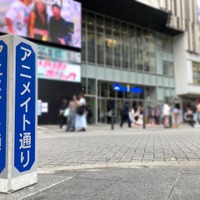 「アニメイト」池袋本店前に“アニメイト通り”の装飾が登場!?「街全体を楽しんでいただくきっかけになれば」担当者に聞いてみた 画像