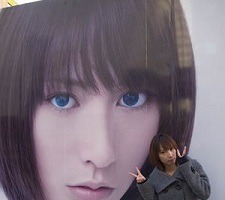 秋葉原に巨大な“藍井エイル”　「BLAU」発売記念で旧ラジオ会館前に 画像