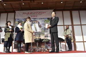 「ガルパン」歴女チームが高知を初訪問 坂本龍馬 書簡貸出セレモニーに1500人のファン集結 画像