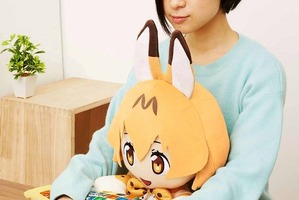 「けものフレンズ」すっごーい！抱っこしながら仕事できるの!? サーバルちゃんのPCクッション 画像