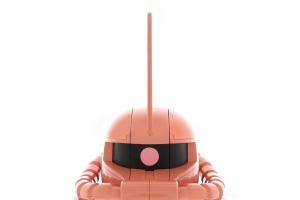 “冗談ではない”存在感！「ガンダム」シャア専用ザクの頭部がテープカッターに 画像