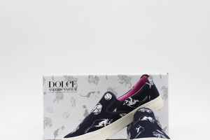 荒木飛呂彦の短編「DOLCE」がスリッポンに！ 猫やサイコロ散りばめたハイセンスなデザイン 画像