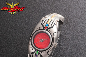 「仮面ライダークウガ」変身ベルト・アークルを模した腕時計が登場！「ファイズ」「響鬼」モデルも 画像
