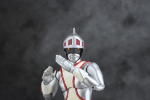 「シルバー仮面ジャイアント」がアクションフィギュア化！サーベル付属で劇中シーンも再現可能 画像