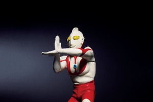 「JAL×ウルトラマン」コラボ第3弾でスペシウム光線ポーズのフィギュアが登場 画像