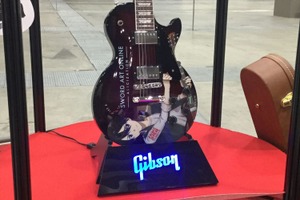 「SAO」キリトモデルの限定ギターがチャリティーオークションに！実物展示【AJ2019】 画像